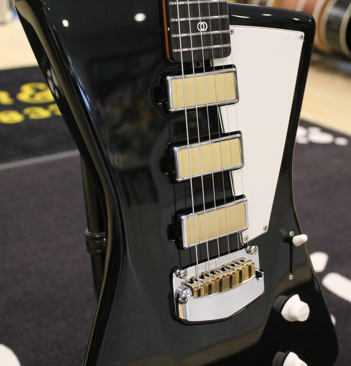 Music Man St. Vincent Goldie Guitar Ebony Fretboard Silk Charmeuse - immagine 4