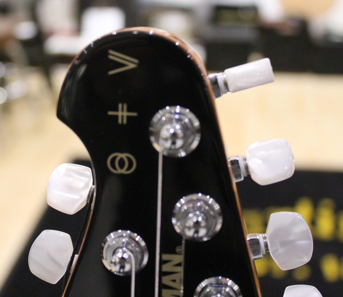 Music Man St. Vincent Goldie Guitar Ebony Fretboard Silk Charmeuse - immagine 9