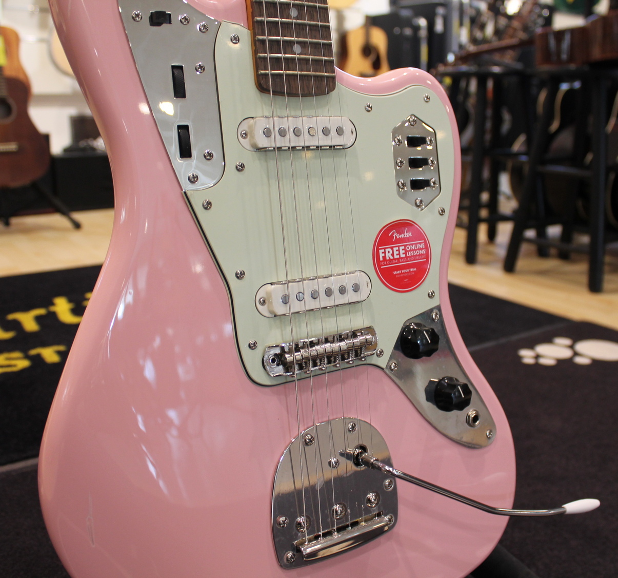 Squier Jaguar FSR Classic Vibe '60 Shell Pink EX DEMO - immagine 3