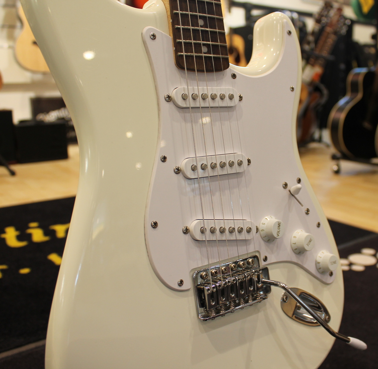 Squier Bullet Stratocaster White USATO cod. 22422 - immagine 3