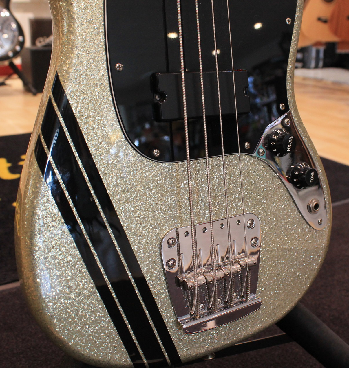 Squier Mustang Bass Mikey Way Signature USATO cod. 34922 - immagine 3