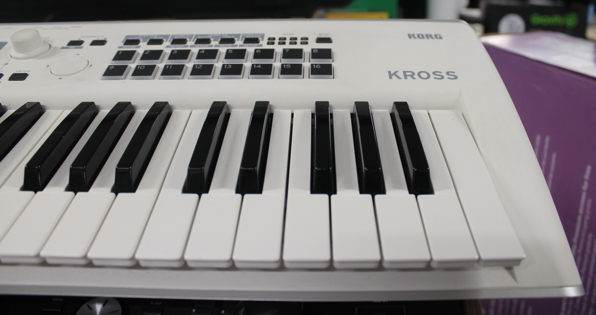 Korg Kross 2-61 Limited Edition White USATO cod. 108422 - immagine 5