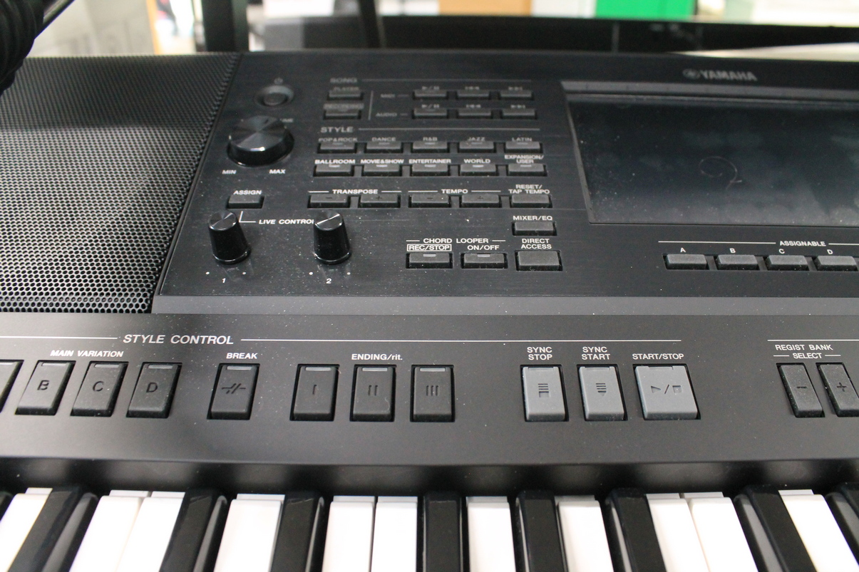 Yamaha PSR-SX900  61-Key Arranger with Touchscreen & Chord Looper