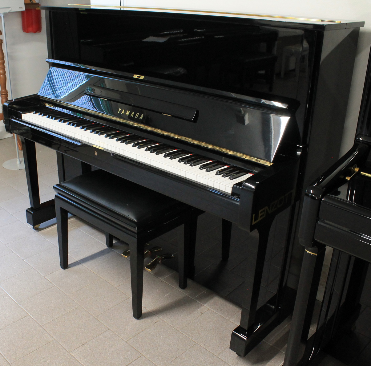 Yamaha U1M Pianoforte Verticale USATO Ricondizionato Nero Lucido - immagine 2