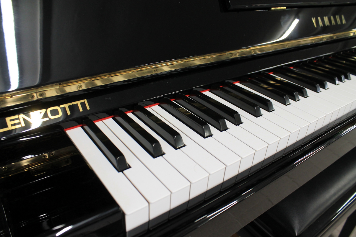 Yamaha U1M Pianoforte Verticale USATO Ricondizionato Nero Lucido - immagine 3