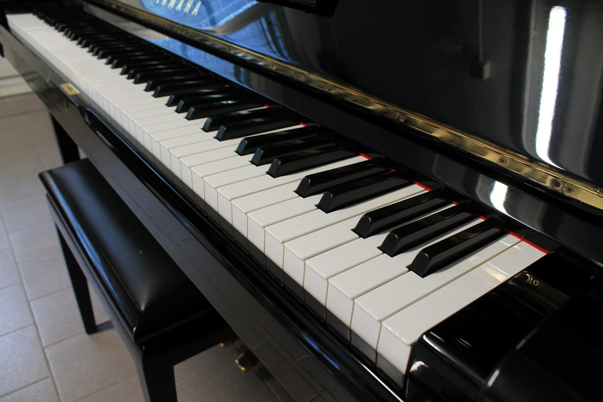 Yamaha U1M Pianoforte Verticale USATO Ricondizionato Nero Lucido - immagine 4