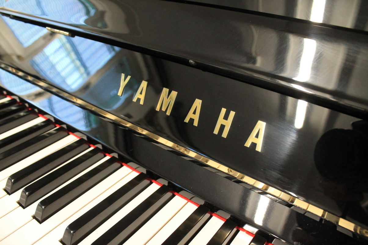 Yamaha U1M Pianoforte Verticale USATO Ricondizionato Nero Lucido - immagine 5