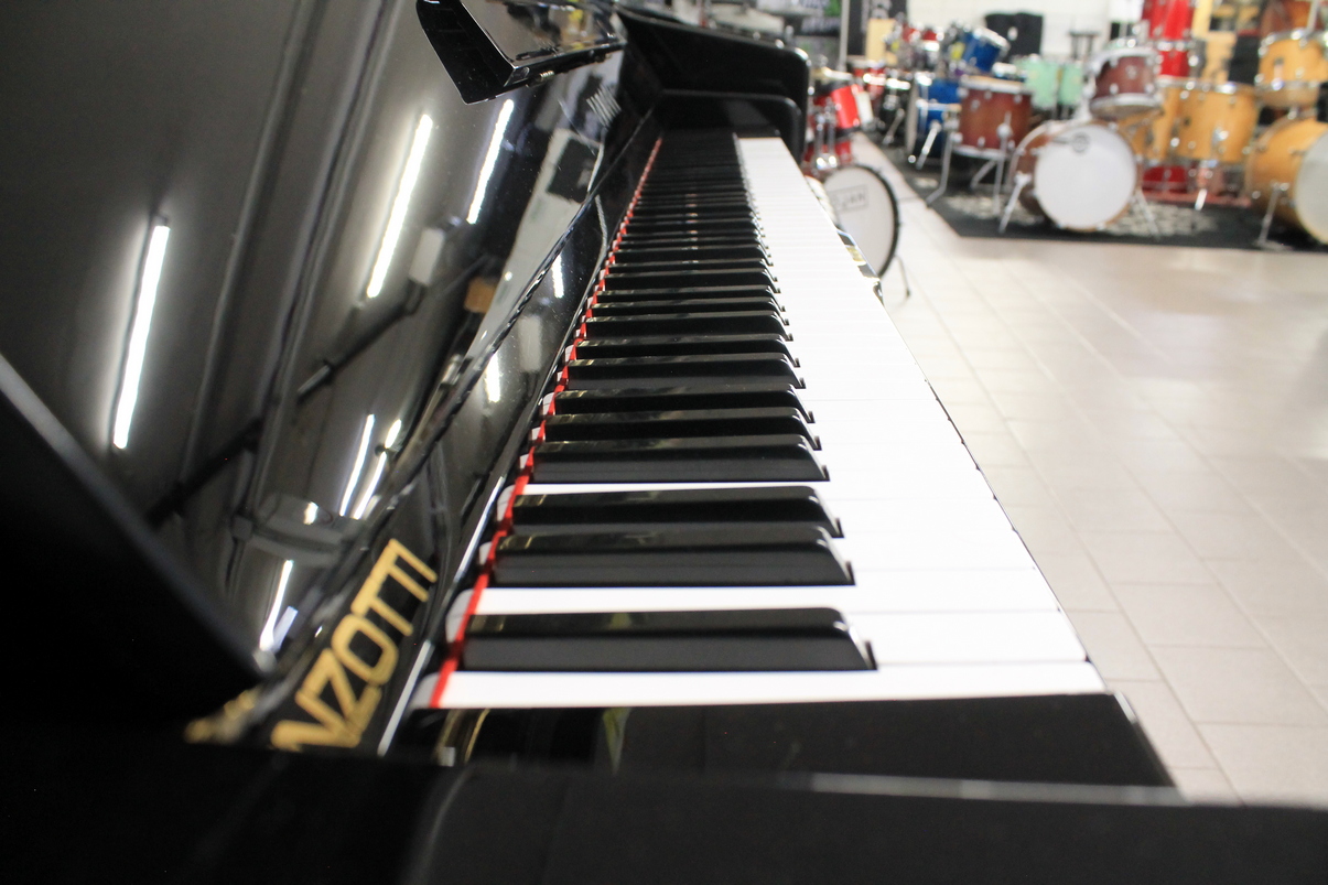 Yamaha U1M Pianoforte Verticale USATO Ricondizionato Nero Lucido - immagine 6