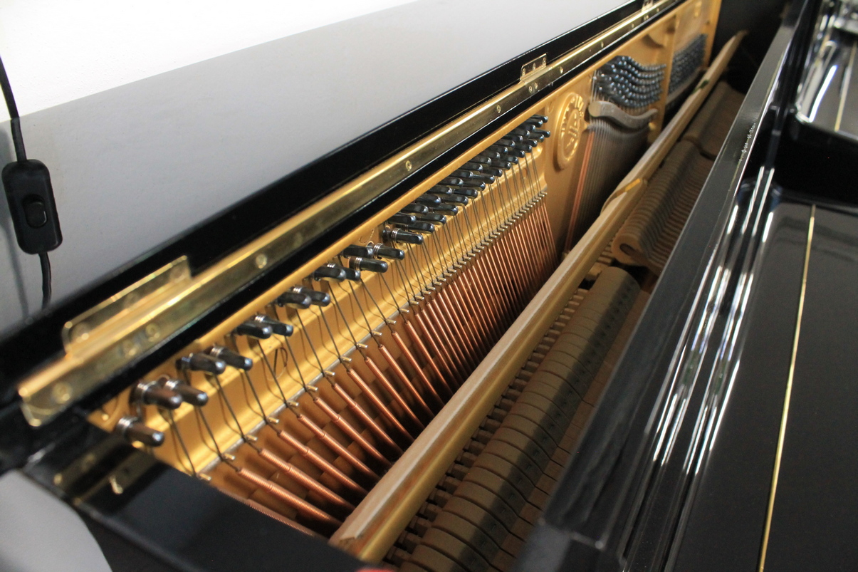 Yamaha U1M Pianoforte Verticale USATO Ricondizionato Nero Lucido - immagine 8
